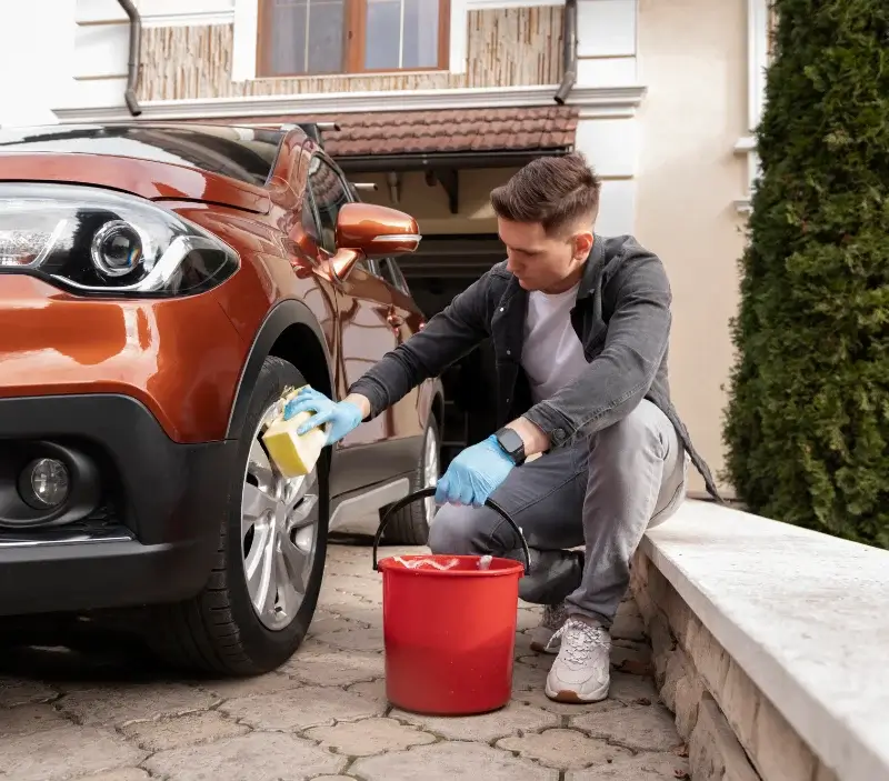 Lavage auto à domicile Gan : professionnel intervenant sur un véhicule